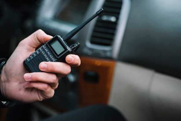 Photo garde de sécurité en gros plan dans la voiture