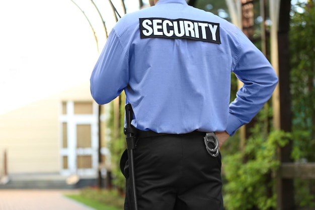 Garde de sécurité masculin protégeant la maison à l'extérieur