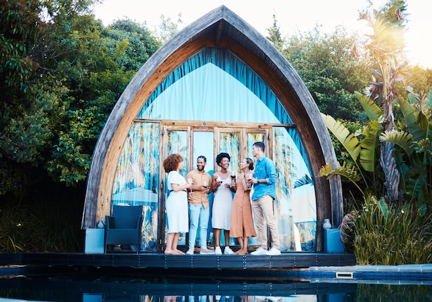 Garden lodge glamping et amis dans une cabane avec un hébergement de luxe et une architecture moderne Vacances de voyage et personnes à destination à Bali pour des vacances tropicales et la liberté à la piscine de la station