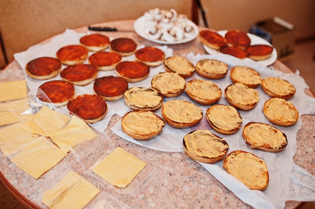 garder des hamburgers dans la cuisine à la maison pendant le temps de quarantaine.