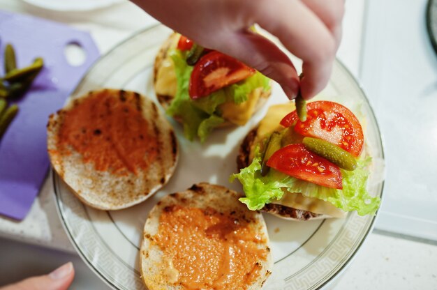 garder des hamburgers dans la cuisine à la maison pendant le temps de quarantaine.