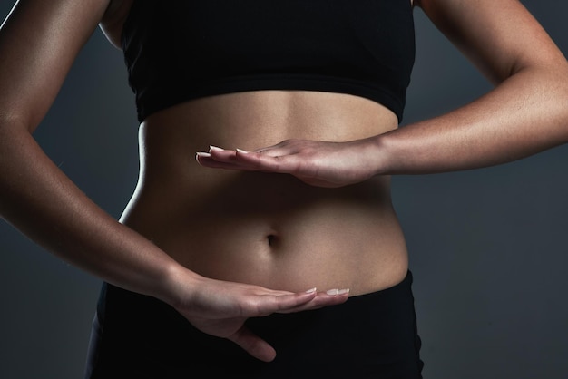 Le garder sain et équilibré Gros plan d'un abdomen de femme sportive