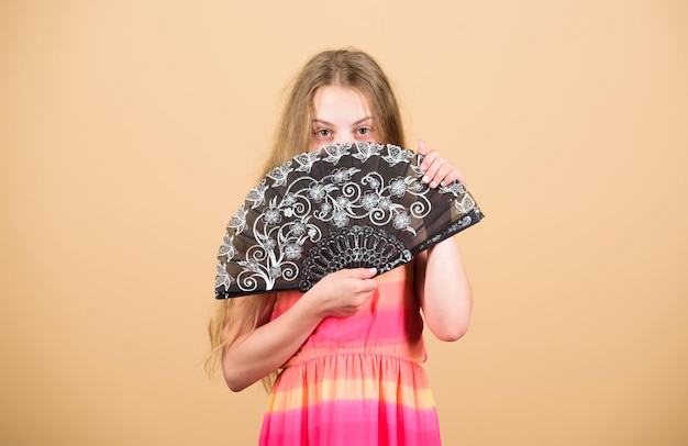 Garder le secret enfance heureuse été chaud petite fille enfant utiliser ventilateur petite fille avec dentelle ventilateur noir accessoire de mode élégante petite dame beauté et mode petite fille aux cheveux longs