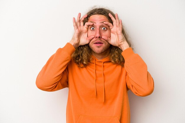 Photo garder les yeux ouverts pour trouver une opportunité de succès