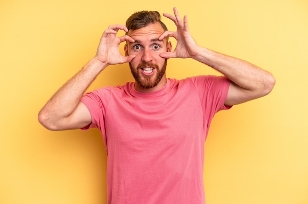 garder les yeux ouverts pour trouver une opportunité de succès