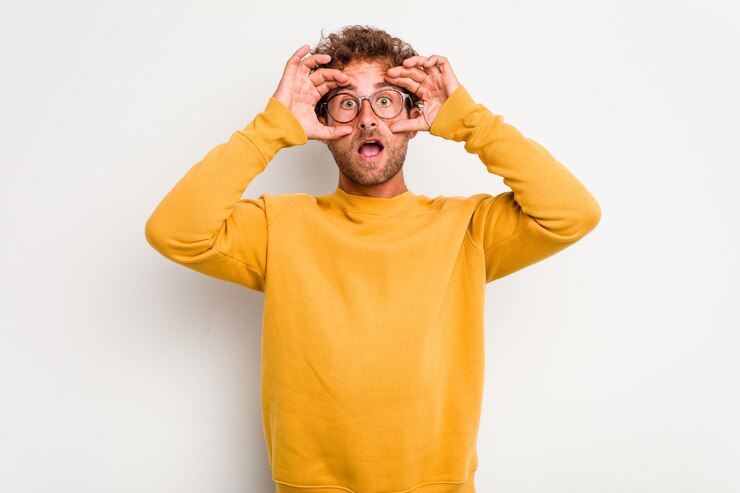 Photo garder les yeux ouverts pour trouver une opportunité de succès