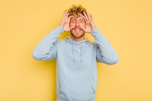 garder les yeux ouverts pour trouver une opportunité de succès