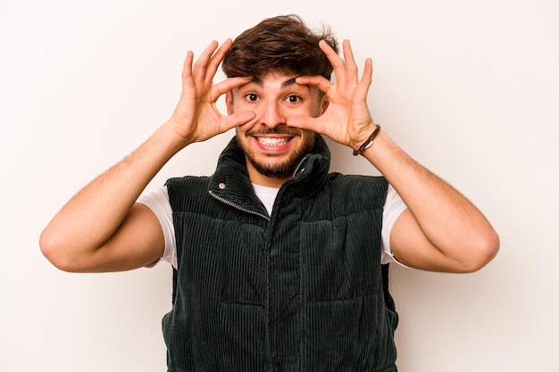 garder les yeux ouverts pour trouver une opportunité de succès