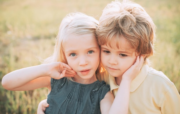 Garderie d'été à la campagne amour aventure et vacances enfants concept mignons petits enfants e