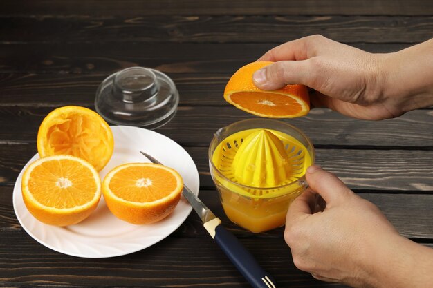 Gardez à la main la moitié de l'orange pour presser le jus frais avec un presse-agrumes