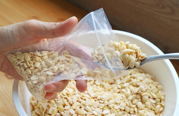 Gardez le soja mélangé avec Tempeh Starter dans des sacs zippés perforés pour la fermentation dans un endroit chaud.