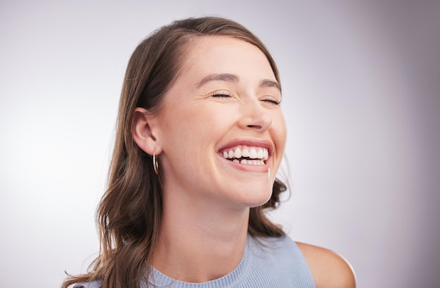 Gardez votre visage au soleil Prise de vue en studio d'une jeune femme heureuse posant sur un fond gris