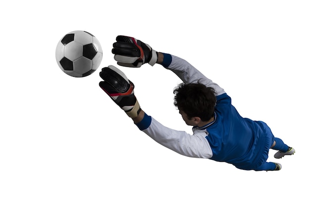 Le gardien attrape le ballon dans le stade lors d'un match de football. Isolé sur fond blanc