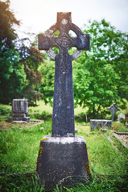 Le gardien de la tombe Photo d'une pierre tombale dans un cimetière