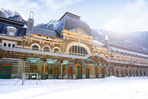 Gare de Canfranc à Huesca sur les Pyrénées Espagne