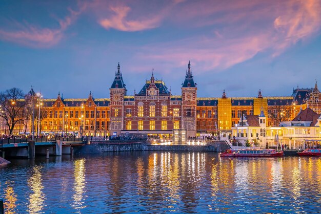 La gare centrale d'Amsterdam aux Pays-Bas