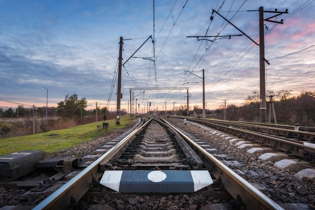 Gare contre beau ciel au coucher du soleil