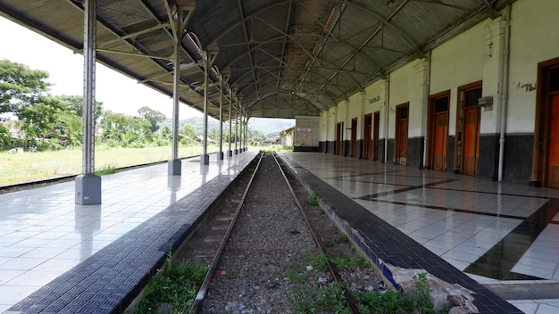 La gare est vide et les voies ferrées sont vides.