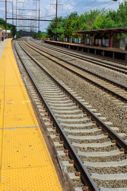 Une gare ferroviaire suit des trains à marchandises