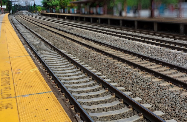 Gare ferroviaire, voies ferrées et plate-forme de fret pour les trains