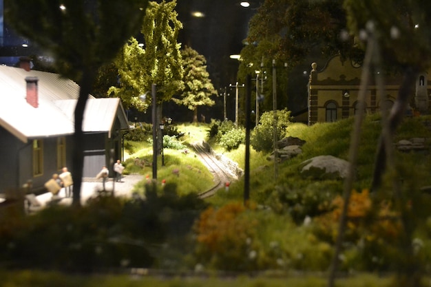 Gare avec gare, wagons et personnes en miniature. Wieliczka, Pologne