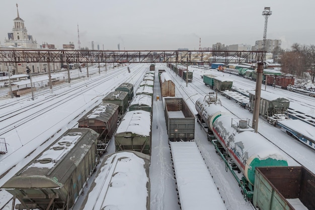 Photo la gare d'hiver de krasnodar-1 sur les voies sont des trains de marchandises