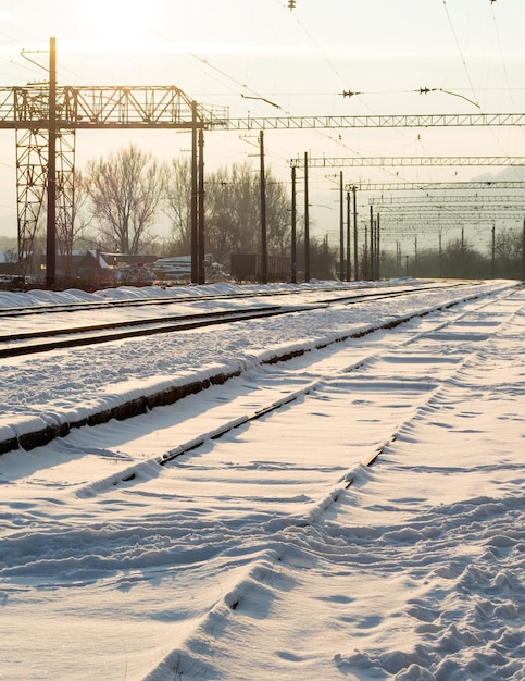 Gare de jonction ferroviaire en hiver