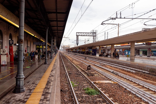 Une gare avec un panneau qui dit "gare".