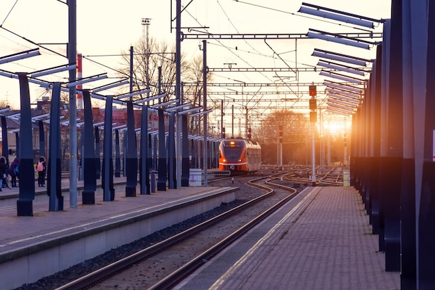 Gare de passagers avec une plate-forme vide sans personnes, un train est visible au loin