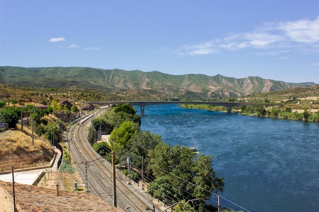 Gare avec le pont traversant la rivière