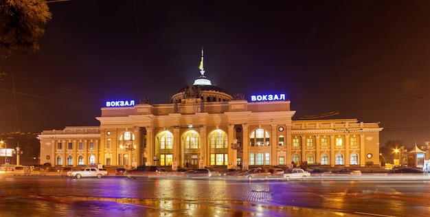 Gare principale d'Odessa la nuit. Ukraine