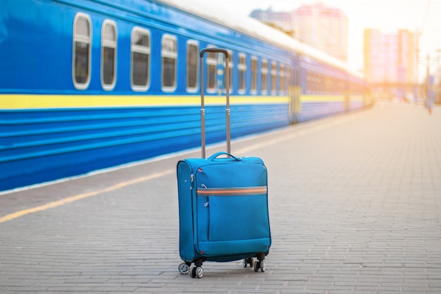 Gare et valise sur le quai.