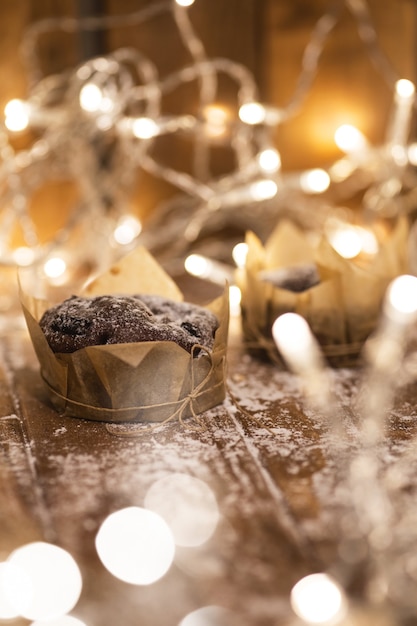 Garladn muffins au chocolat légers et savoureux sur la table en bois