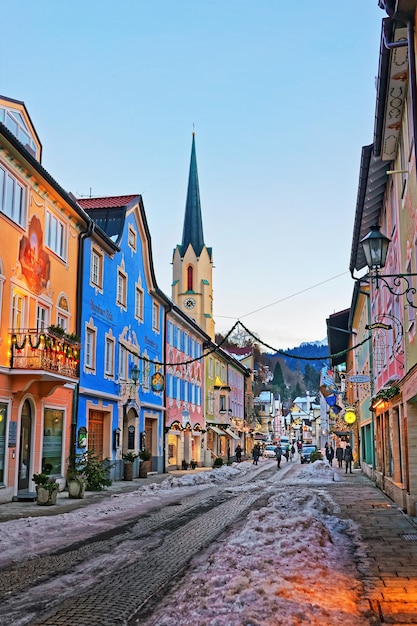 Garmisch-Partenkirchen, Allemagne - 6 janvier 2015 : flèche de Maria Himmelfahrt église du jour de l'Assomption dans la rue décorée pour Noël, Garmisch-Partenkirchen, Allemagne. Les gens en arrière-plan