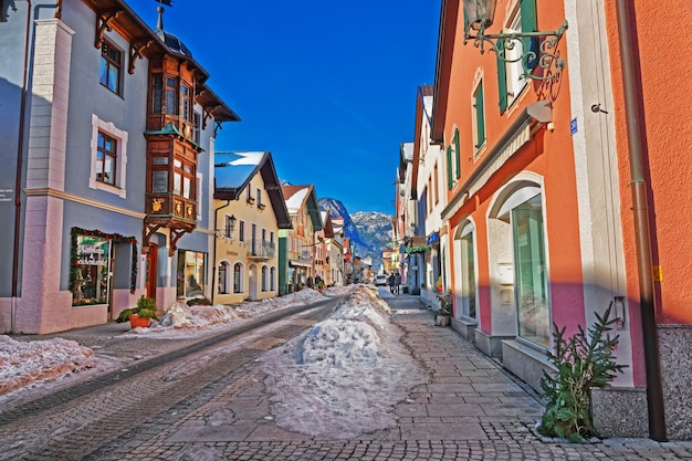 Garmisch-Partenkirchen, Allemagne - 6 janvier 2015 : Street wit Chalets de style bavarois décorés pour Noël dans la vieille ville de Garmisch Partenkirchen, Allemagne. Les gens en arrière-plan