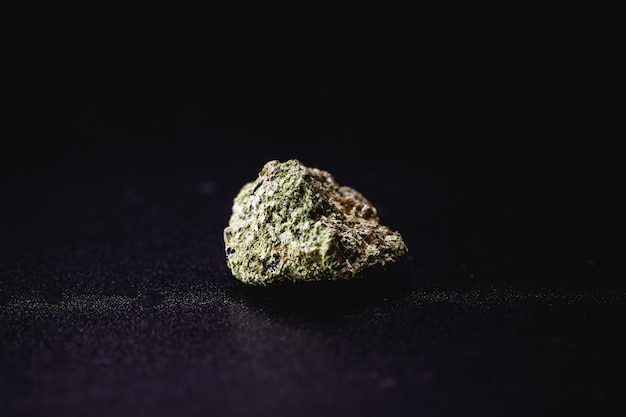 Garnierite ou Garnierite, est un minéral composé de silicates de nickel hydratés. C'est une source importante de nickel