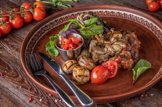 Garnir de champignons avec salsa de légumes et de tomates, nourriture végétarienne, plat de restaurant, gros plan, orientation horizontale