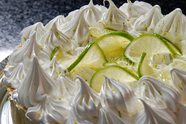 Garniture de gâteau au citron avec crème fouettée