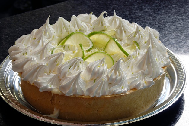 Garniture de gâteau au citron avec crème fouettée