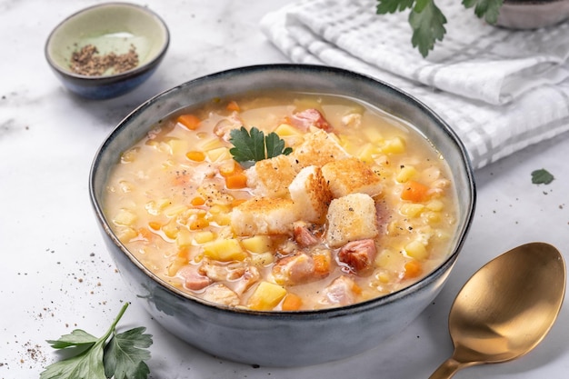 Garniture de soupe de pois aux lentilles avec du jambon