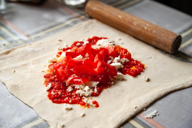 Garniture de tomates au fromage et sauce au piment pour burritos Cuisiner des aliments faits maison