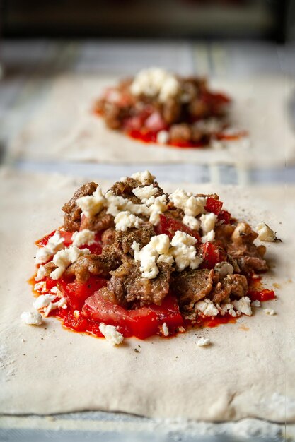 Garniture de tomates avec fromage à la viande et sauce au piment rouge avec épices pour burritos