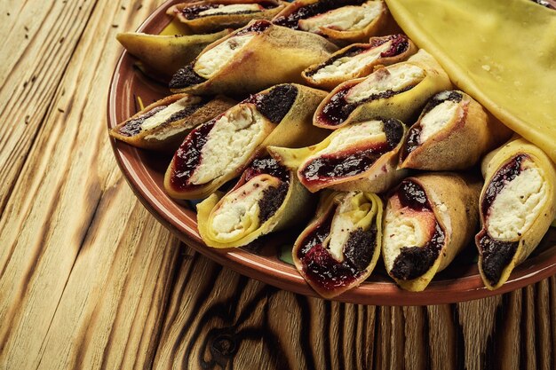 Garnitures de crêpes avec caillé et baies prêtes pour le petit déjeuner