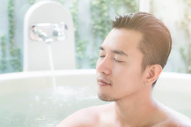 Gars asiatique dans la baignoire