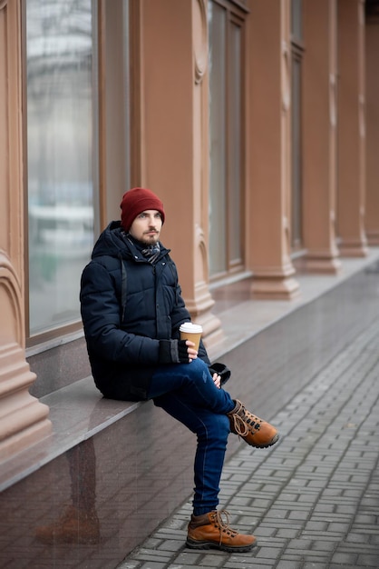 Le gars boit du café