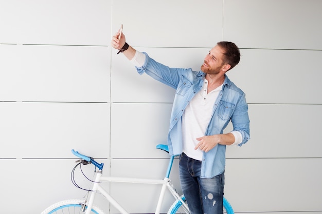 Gars décontracté prenant une photo avec le portable