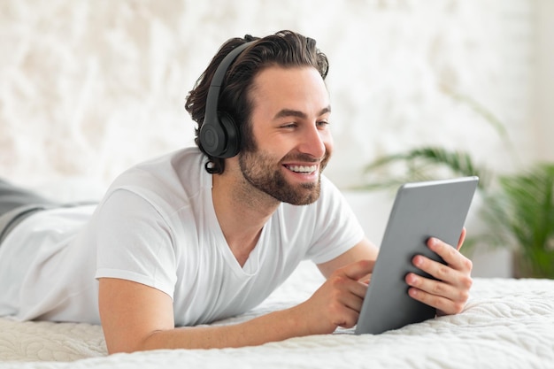 Un gars du millénaire positif qui profite d'un tout nouveau casque sans fil