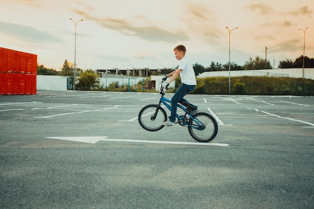 Le gars effectue divers tours sur un bmx