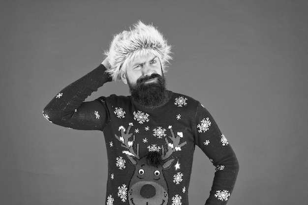 Gars émotif Prévisions météo Mode hivernale Soins hivernaux Jours froids Ambiance hivernale Hipster barbu portant un pull en tricot et un chapeau en fourrure Services de salon de coiffure Homme avec une longue barbe et une moustache