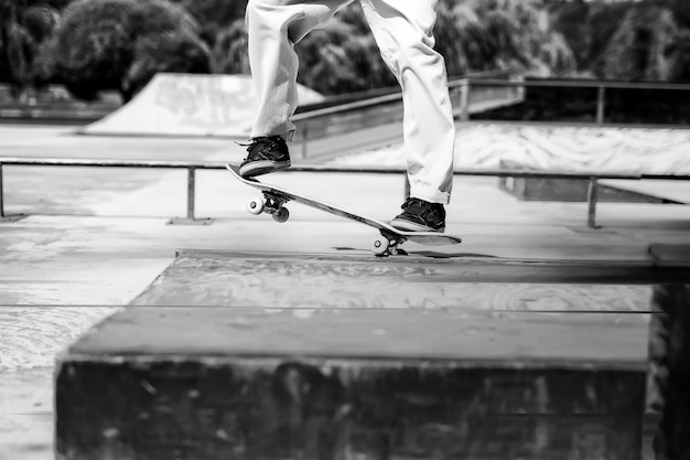 le gars fait du skateboard. Arrière plan